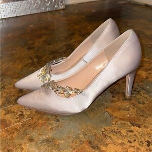 Elegant Women’s Silver Satin Pointed-Toe Heels with Silver Leaf Chain Accent